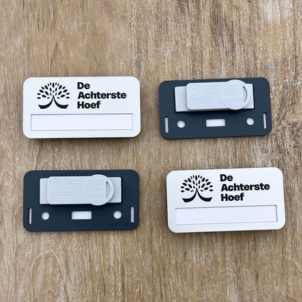Badge nominatif personnalisé aluminium Badgemaster avec aimant - 72 x 38 mm - par pièce