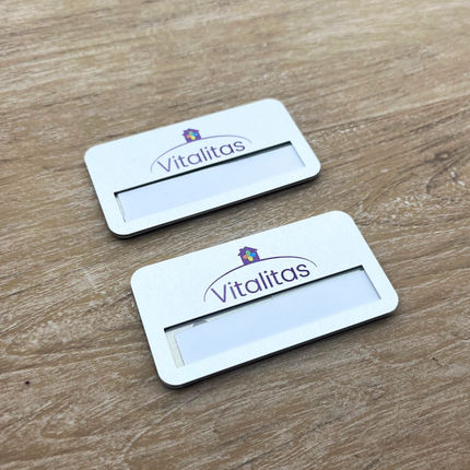 Badge nominatif personnalisé aluminium Badgemaster avec aimant - 72 x 38 mm - par pièce