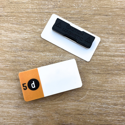 Badge nominatif personnalisé plastique Top - 72 x 30 mm - par pièce