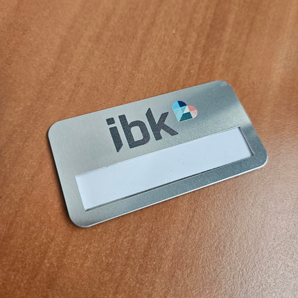 Badge nominatif personnalisé Business aluminium - 72 x 38 mm - par pièce