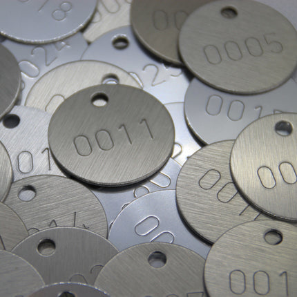 Porte-clés argenté numéroté poinçonné en aluminium anodisé - 30 mm - par pièce