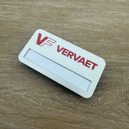 Badge nominatif personnalisé aluminium Badgemaster avec aimant - 72 x 38 mm - par pièce