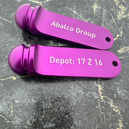 Porte-clés hôtel Big Classic violet personnalisé - aluminium - 105 x 30 mm - par pièce