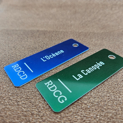 Porte-clés numéroté avec texte en aluminium anodisé rectangle - 70 x 25 mm - par pièce