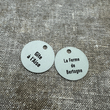 Porte-clés argenté avec texte en aluminium anodisé rond - par pièce