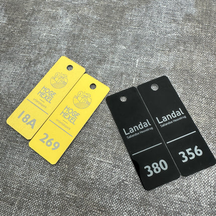 Porte-clés numéroté avec logo en aluminium anodisé rectangle - 70 x 25 mm - par pièce