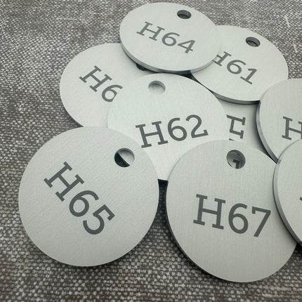 Porte-clés argenté numéroté en aluminium anodisé rond - par pièce