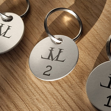 Porte-clés argenté numéroté et logo en aluminium anodisé rond - par pièce