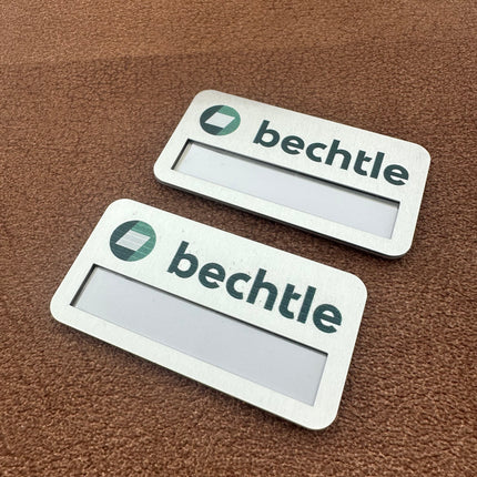 Badge nominatif personnalisé Business aluminium - 72 x 38 mm - par pièce