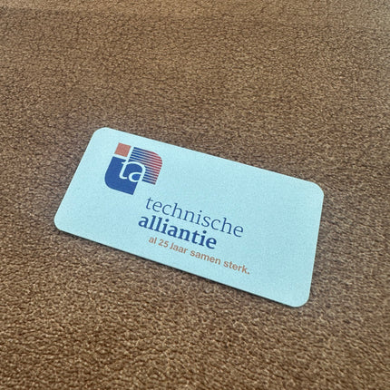 Badge nominatif personnalisé aluminium argenté Symphonie - 70 x 35 mm - par pièce