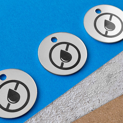 Porte-clés argenté avec logo en aluminium anodisé rond - par pièce