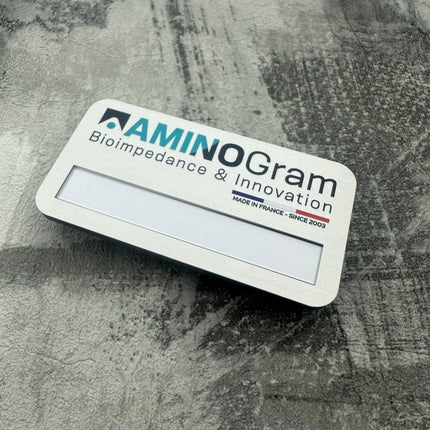 Badge nominatif personnalisé aluminium Badgemaster avec aimant - 72 x 38 mm - par pièce