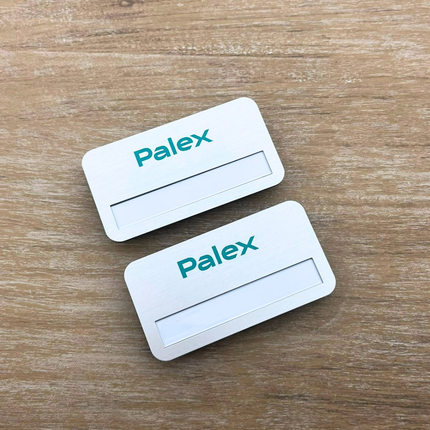 Badge nominatif personnalisé aluminium Badgemaster avec aimant - 72 x 38 mm - par pièce