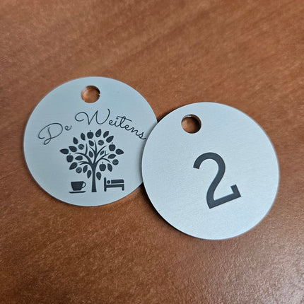 Porte-clés argenté numéroté recto et logo verso en aluminium anodisé rond - par pièce