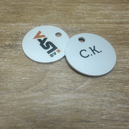 Porte-clés argenté numéroté recto avec logo verso en aluminium anodisé rond - par pièce